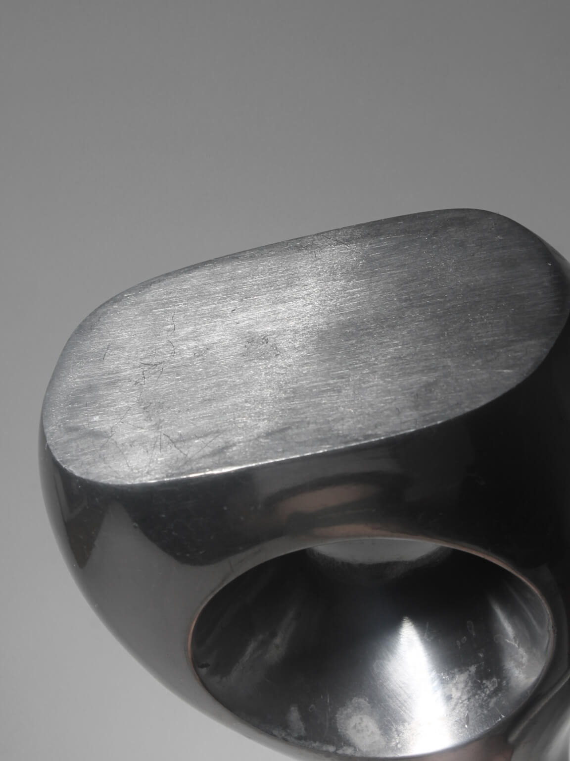 Ensemble de vases hauts en aluminium poli avec découpes circulaires