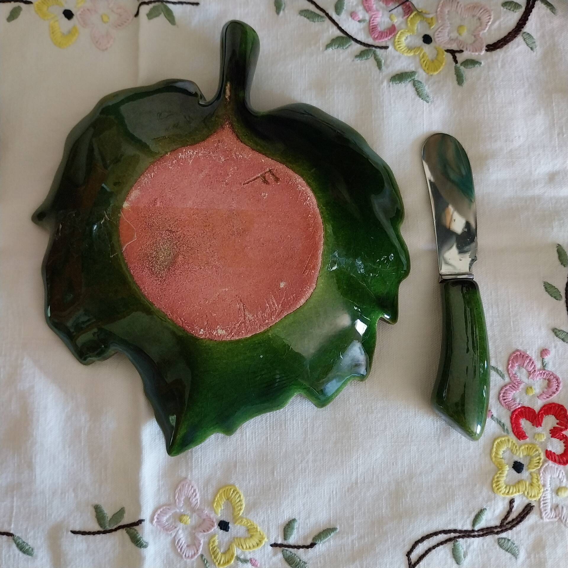Beurrier vintage feuille en barbotine