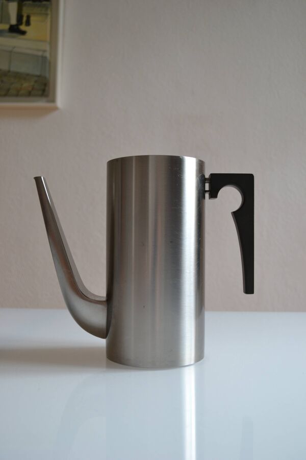 Cafetière cylinda par Arne Jacobsen pour Stelton en 1967 design scandinave
