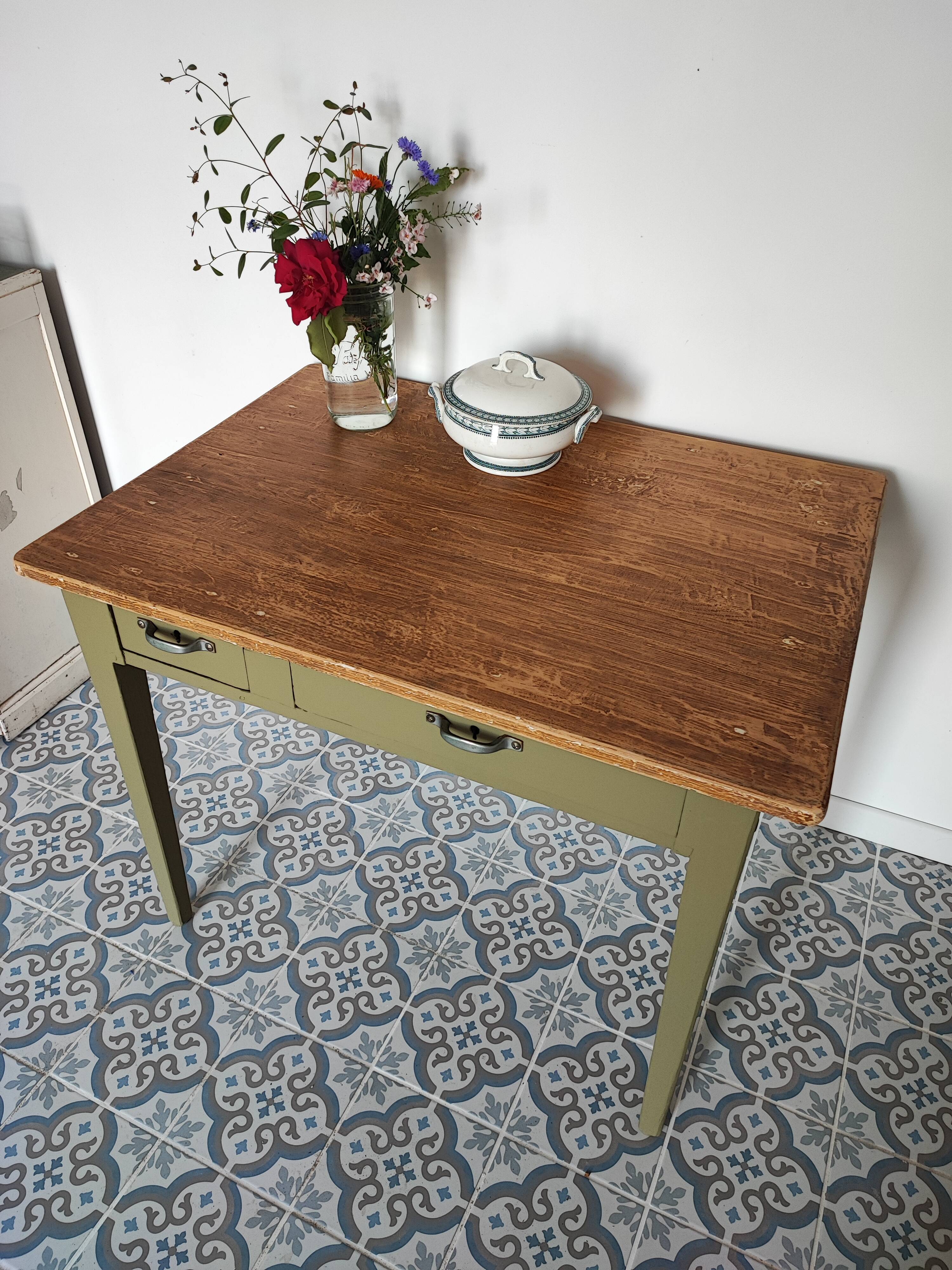 Khaki farm table