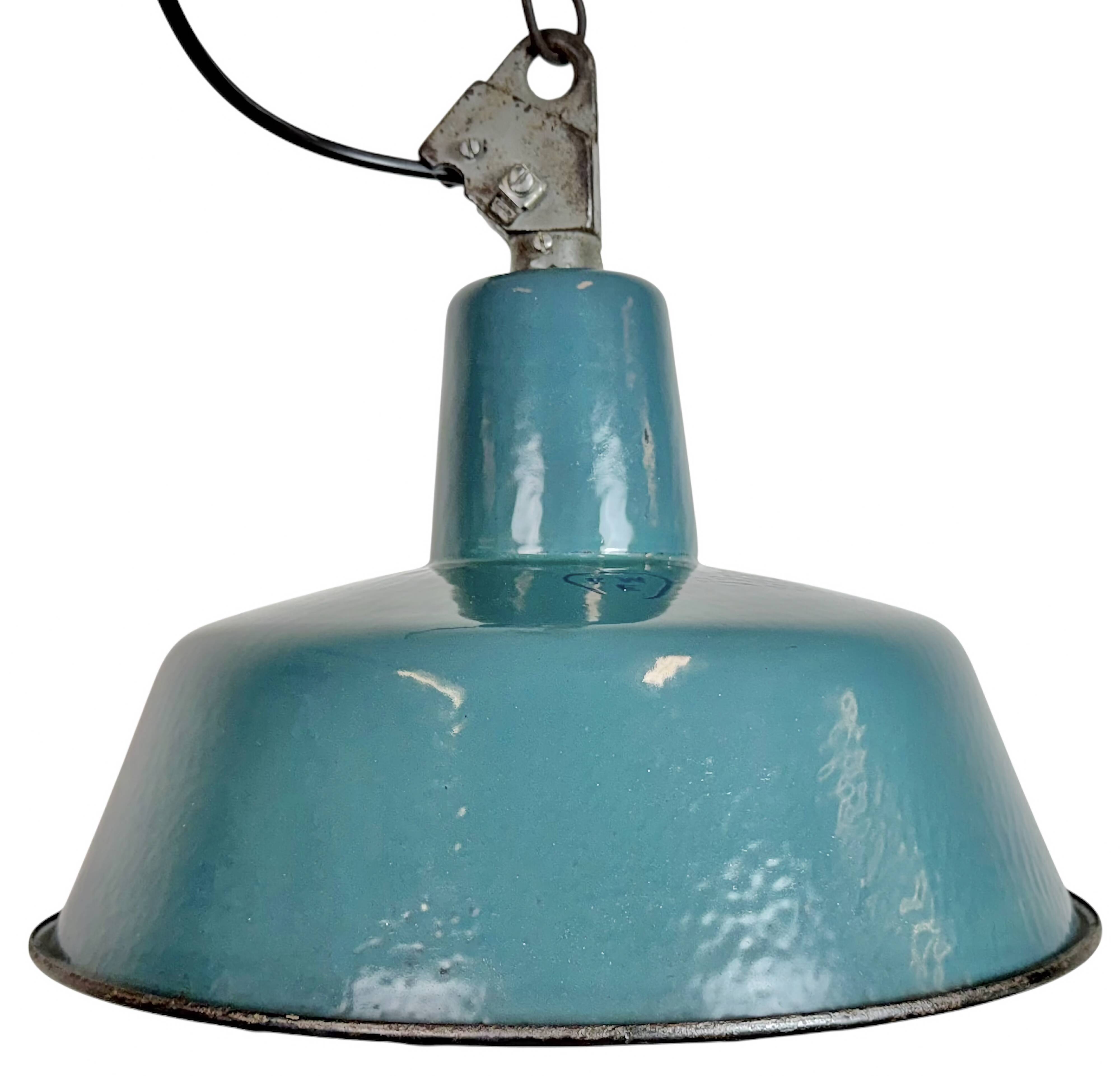 Lampe d'usine en émail pétrolier industriel avec dessus en fonte, années 1960.