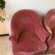 Paire de fauteuils crapaud vintage en velours rose