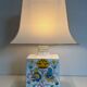 Lampe de table en faïence à décors d'oiseaux et de fleurs
