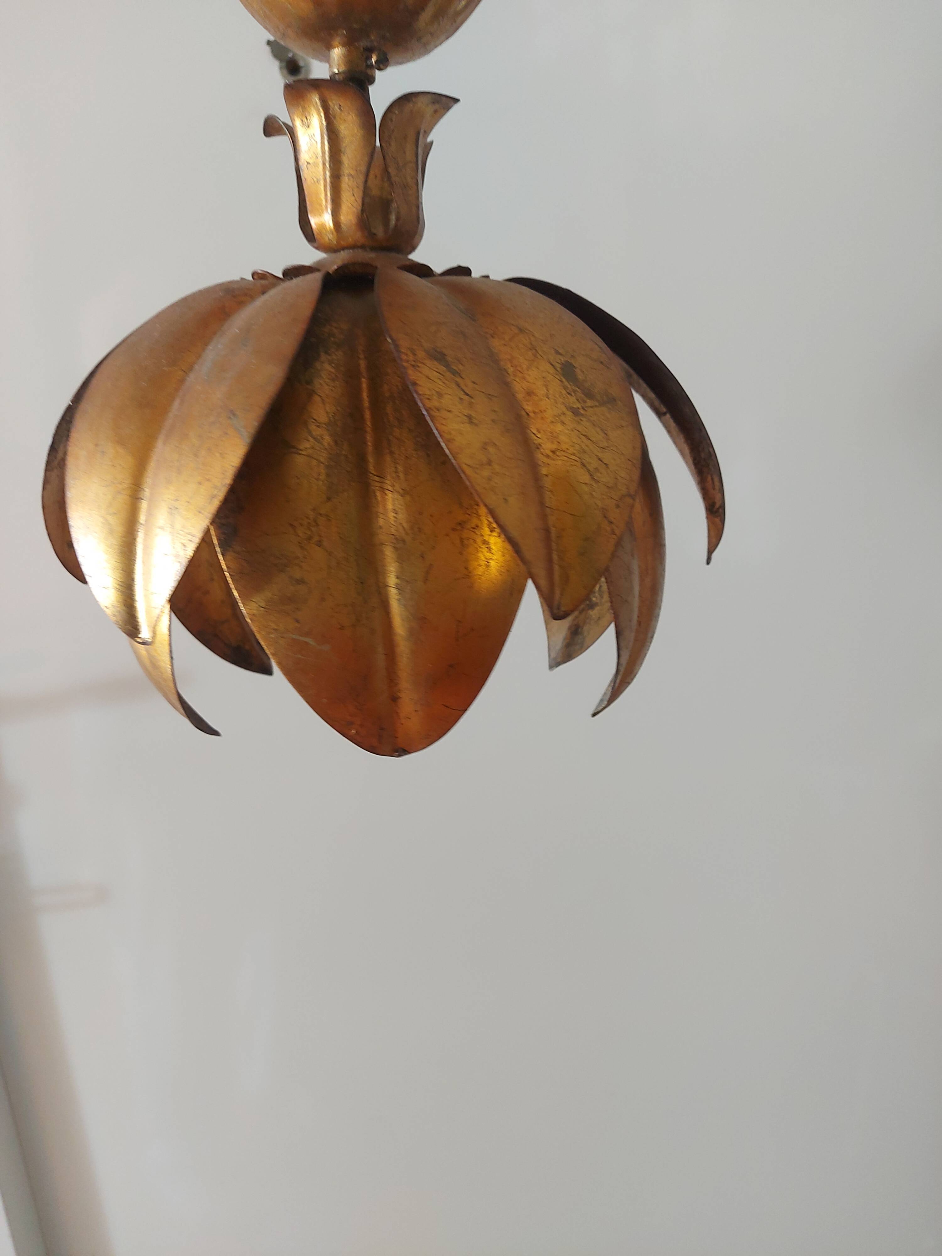 Flower ceiling light in gilded metal
