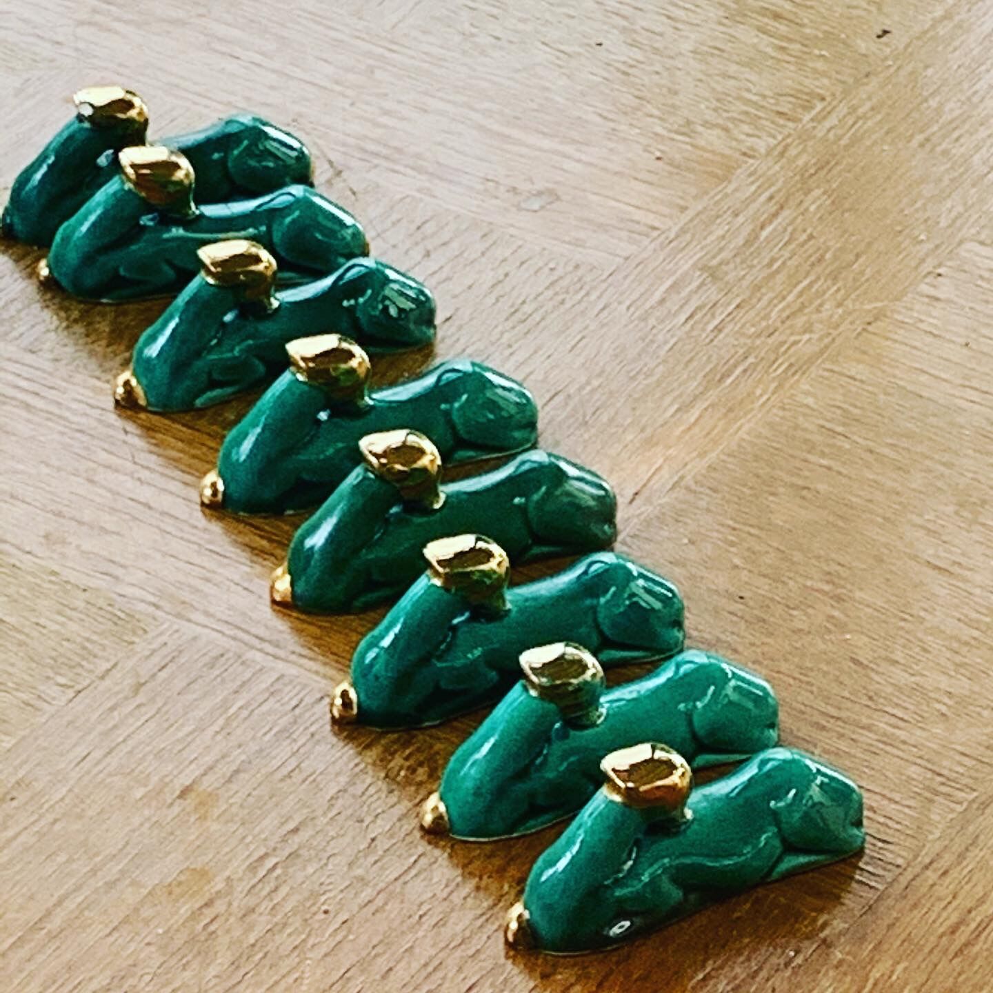 8 knife-wielding gazelles dabbling in green enamelled ceramic and vintage gold 1950