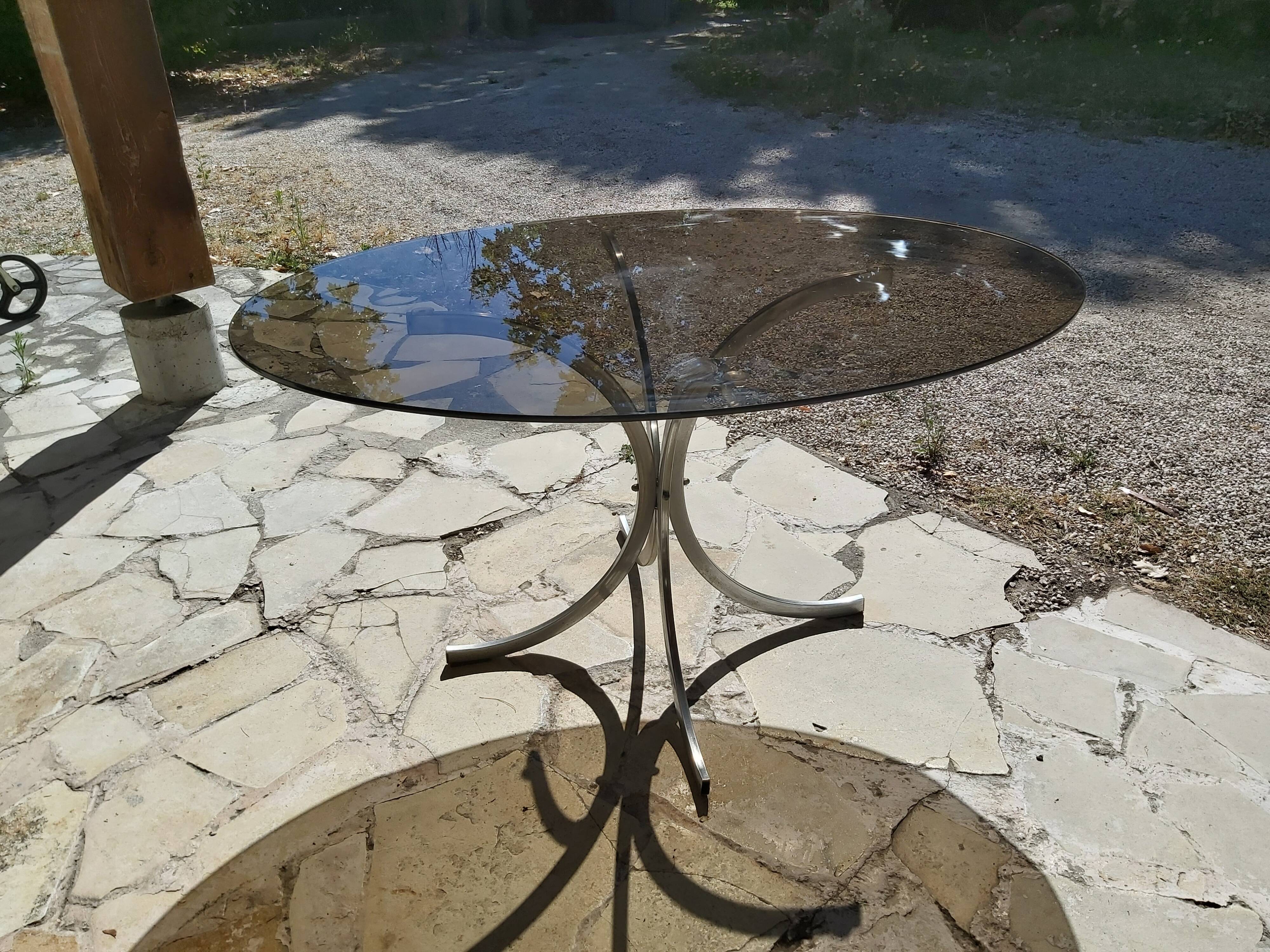 Table de salle a manger ovale en métal et verre fumé années 70