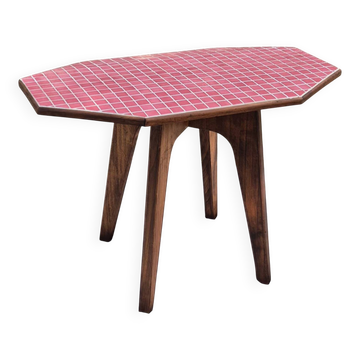 Small Scandinavian side table with wood and pink tiles, with tapered legs.