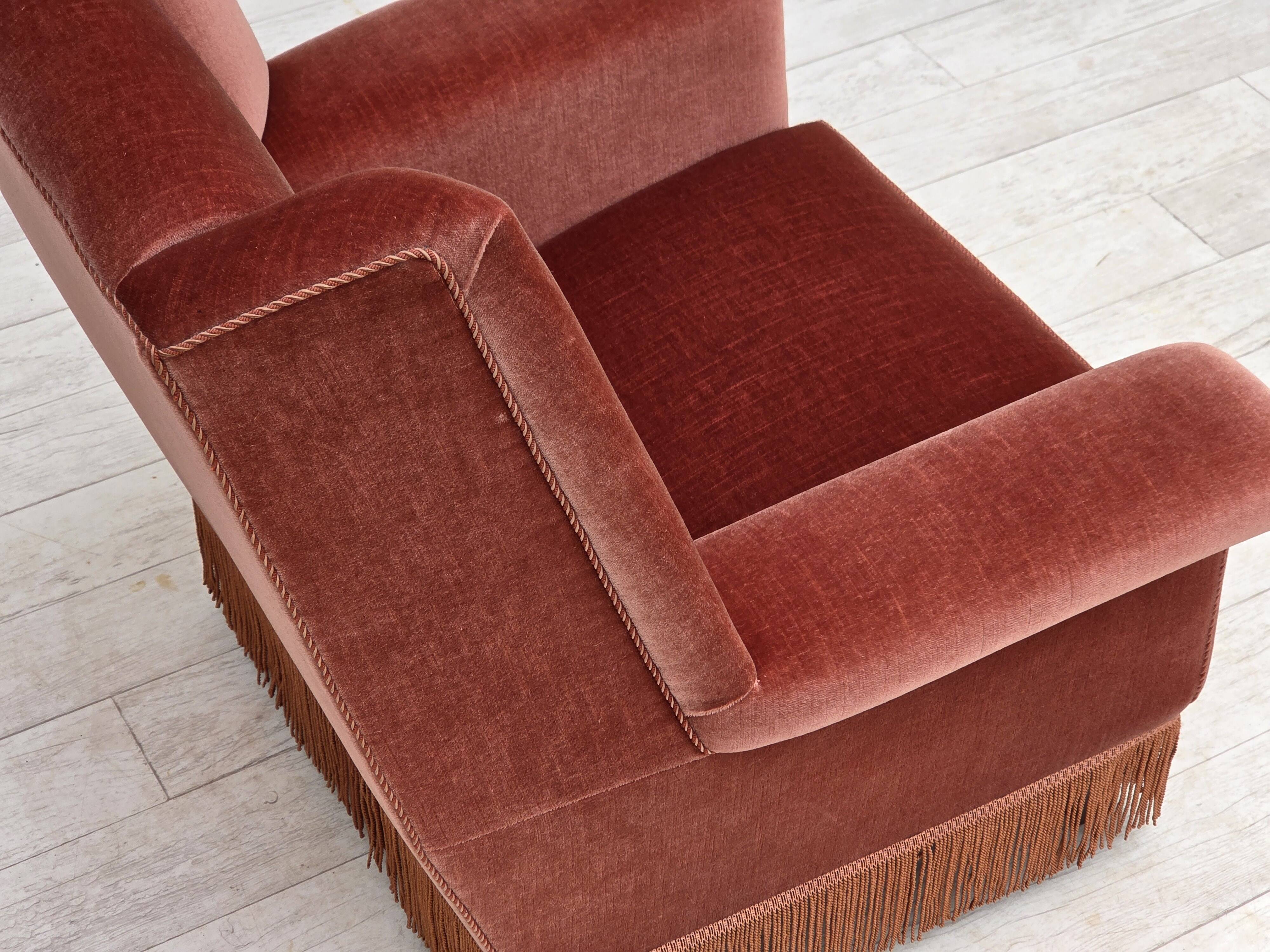 Fauteuil danois à dossier haut, années 1970, velours d'ameublement rose saumon, bois de hêtre.