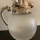 Carafe à décanter ou broc à eau en verre givré avec tête de bélier en métal argenté 1970