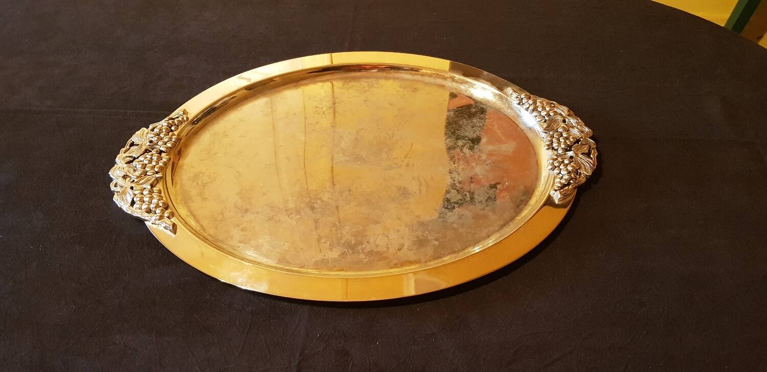 Grand plateau en métal argenté. Décor aux raisins.