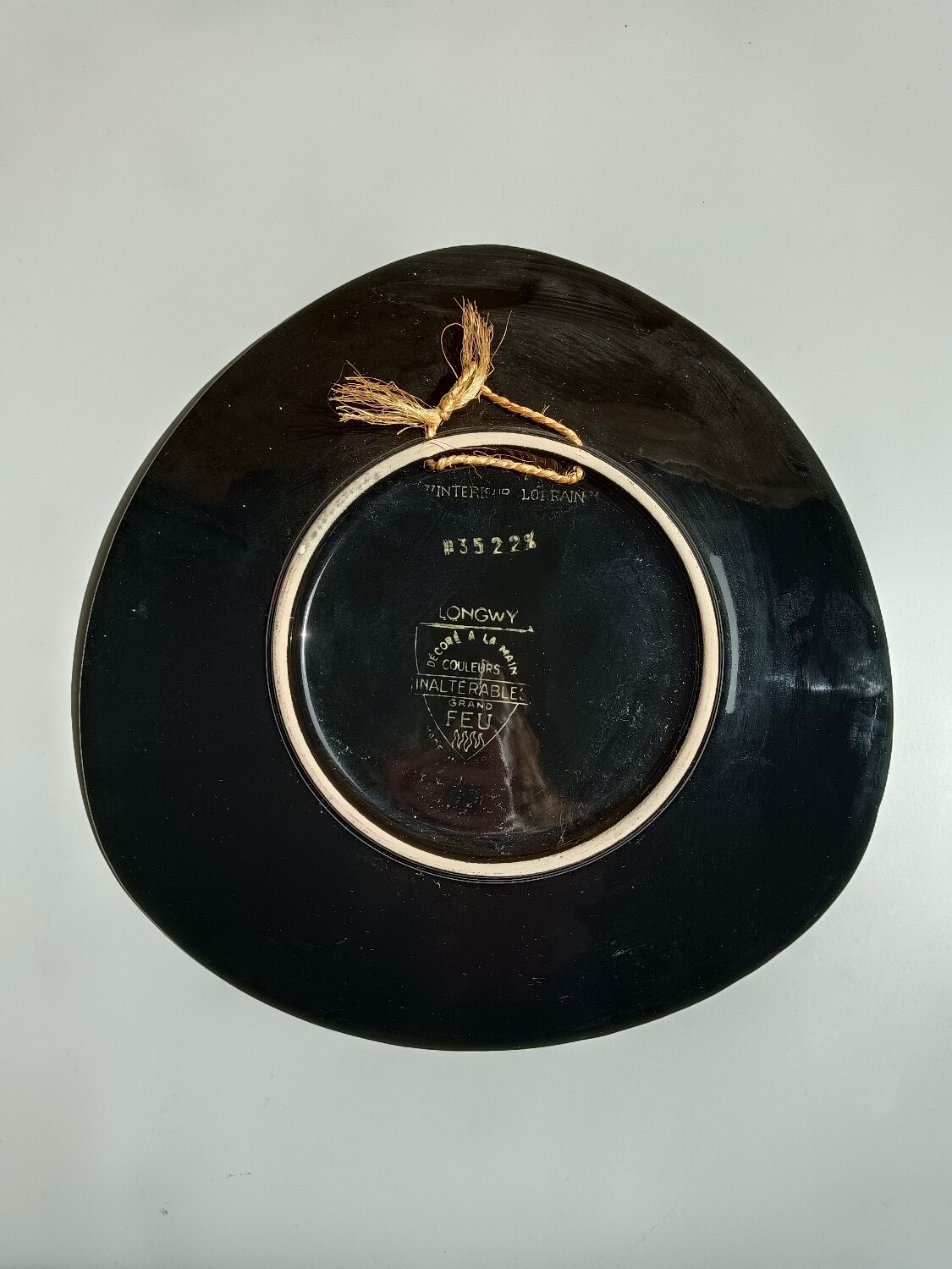 Assiette Longwy décor grand feu intérieur lorrain