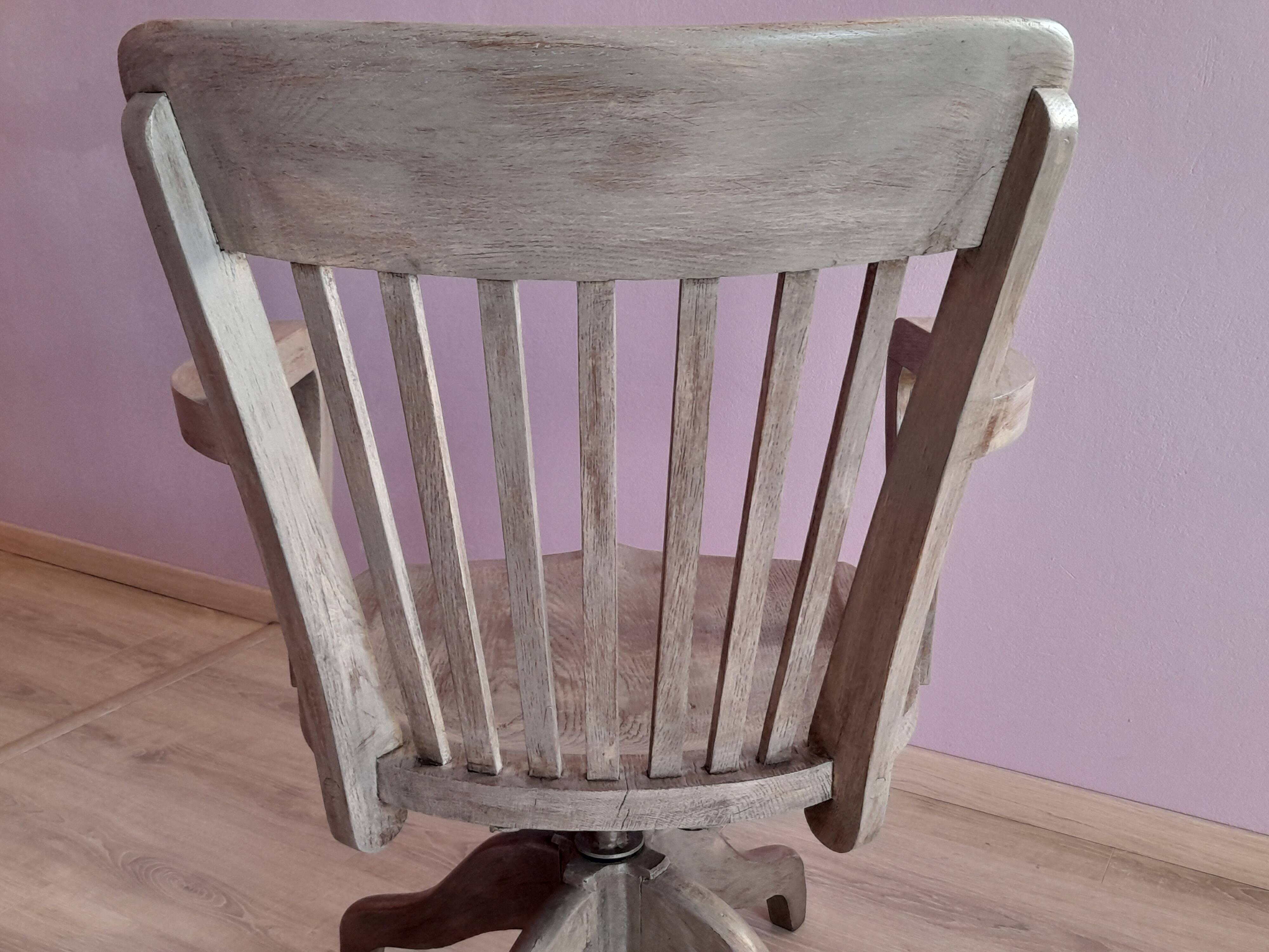 Swivel office chair in gray lacquered wood