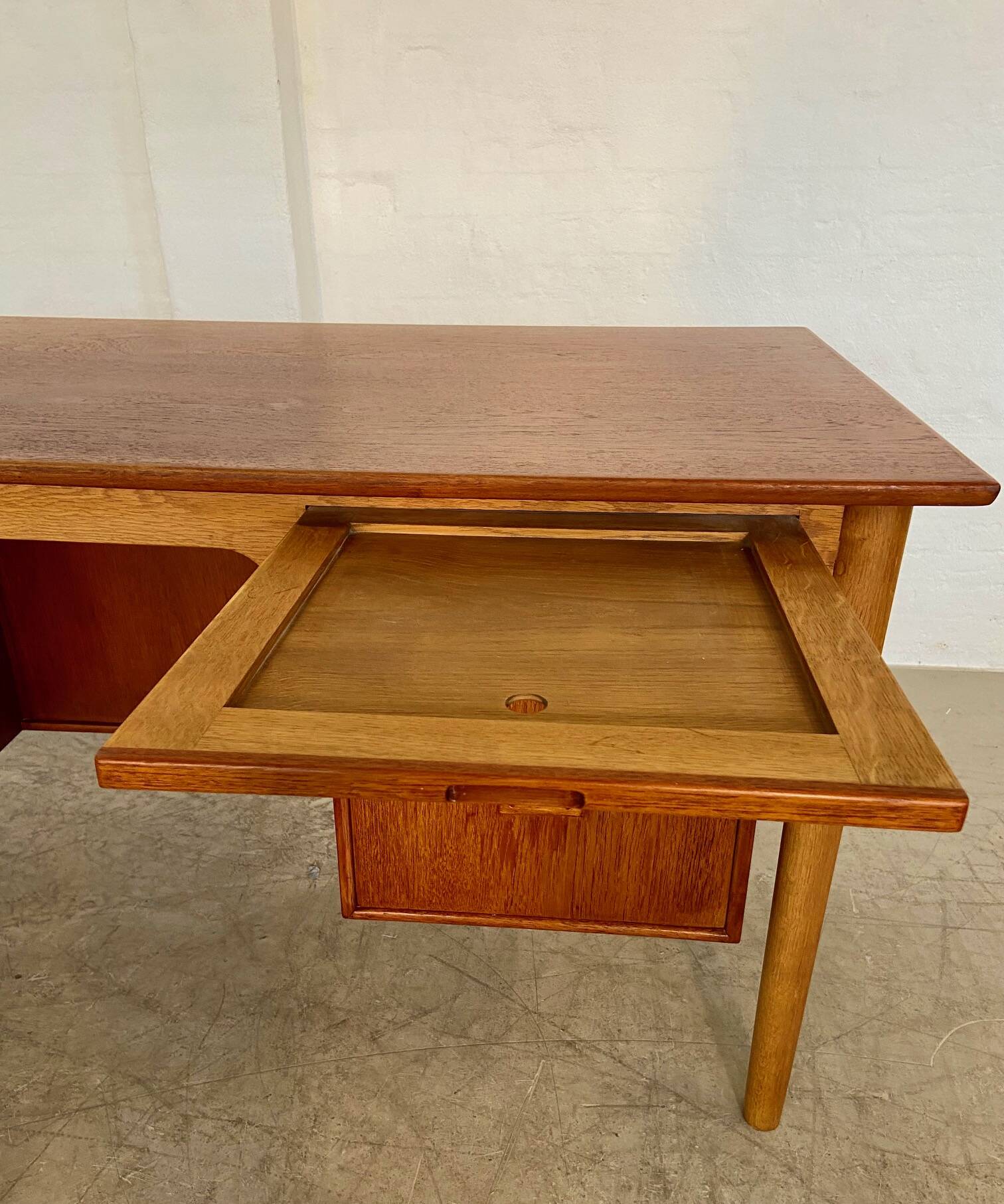 Vintage Danish desk in teak and oak by Børge Mogensen for Søborg Møbelfabrik, 1960s.