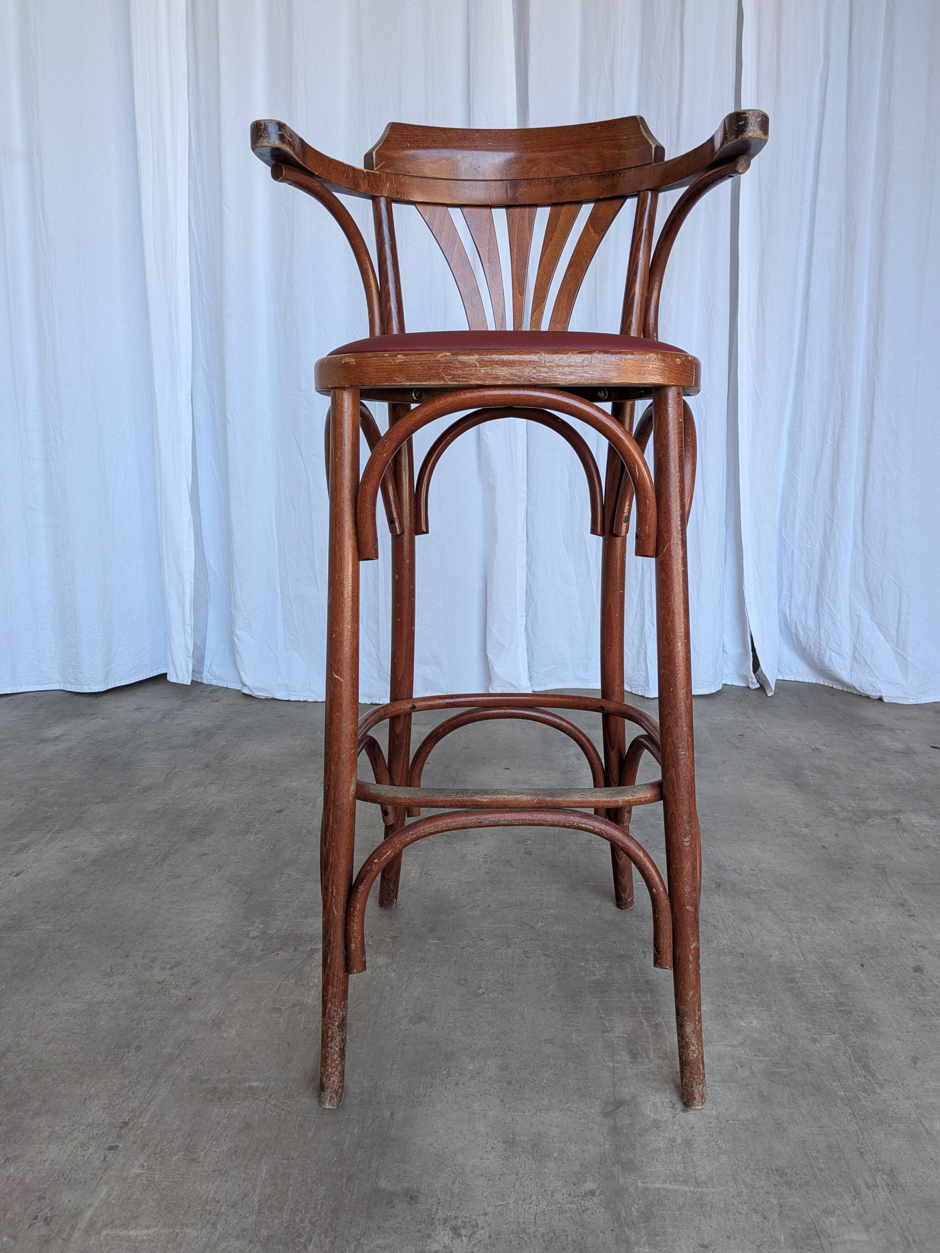 Fauteuil de bar de style Thonet Irish Pub / Siège en simili cuir rouge, milieu du siècle