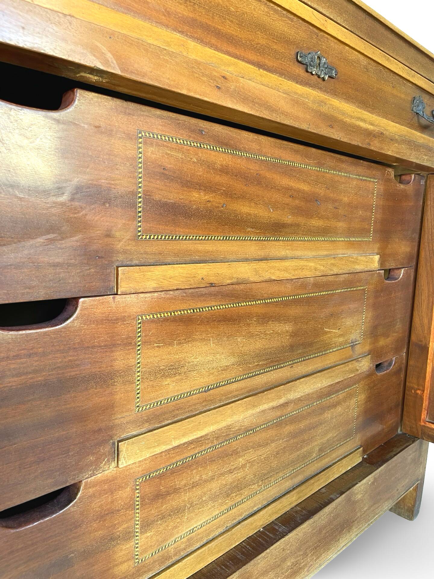 Commode de style Art Déco en bois de cerisier et noyer.