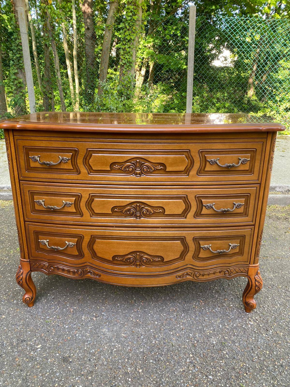 Curved bow commode Louis XV in solid wood and marquetry from the 1960s of the 20th century.