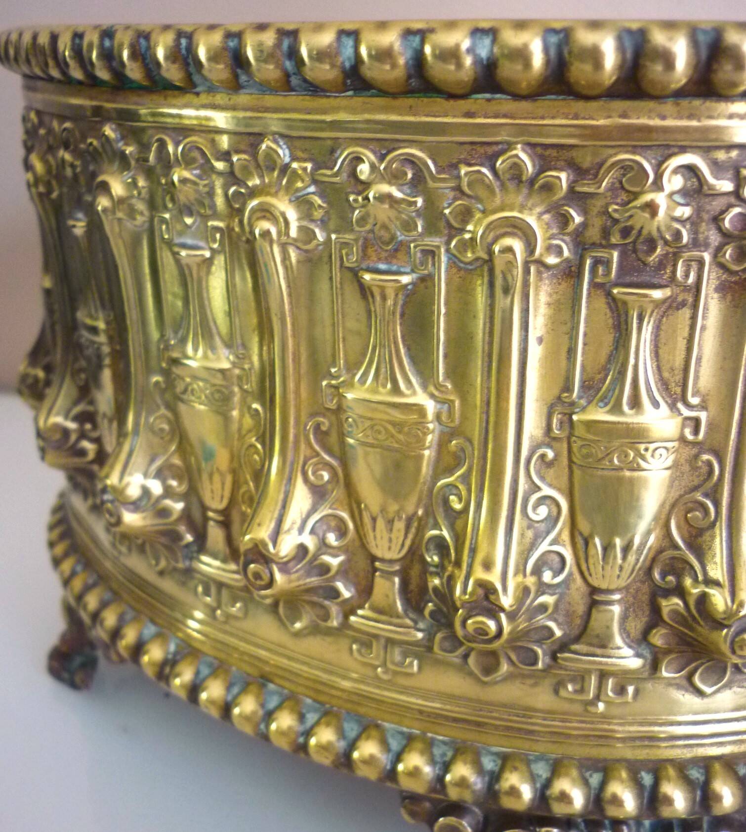 Cache pot du XIXème siècle en laiton repoussé de style Napoléon III ...