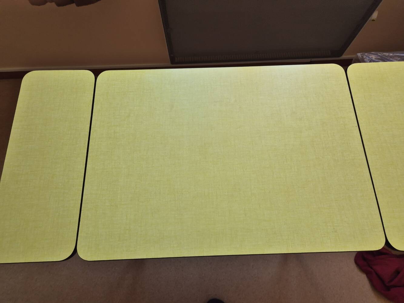 Table année 1960 en formica jaune