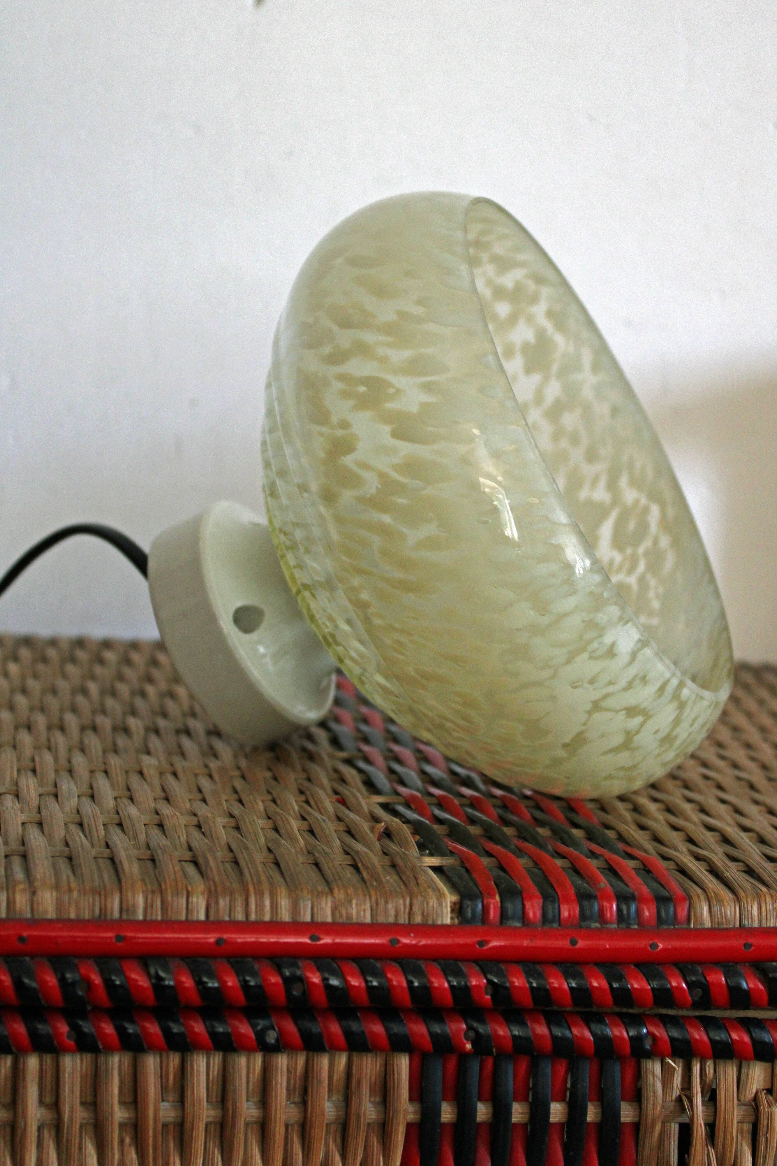 Art Deco plasterer in porcelain and yellow Clichy glass