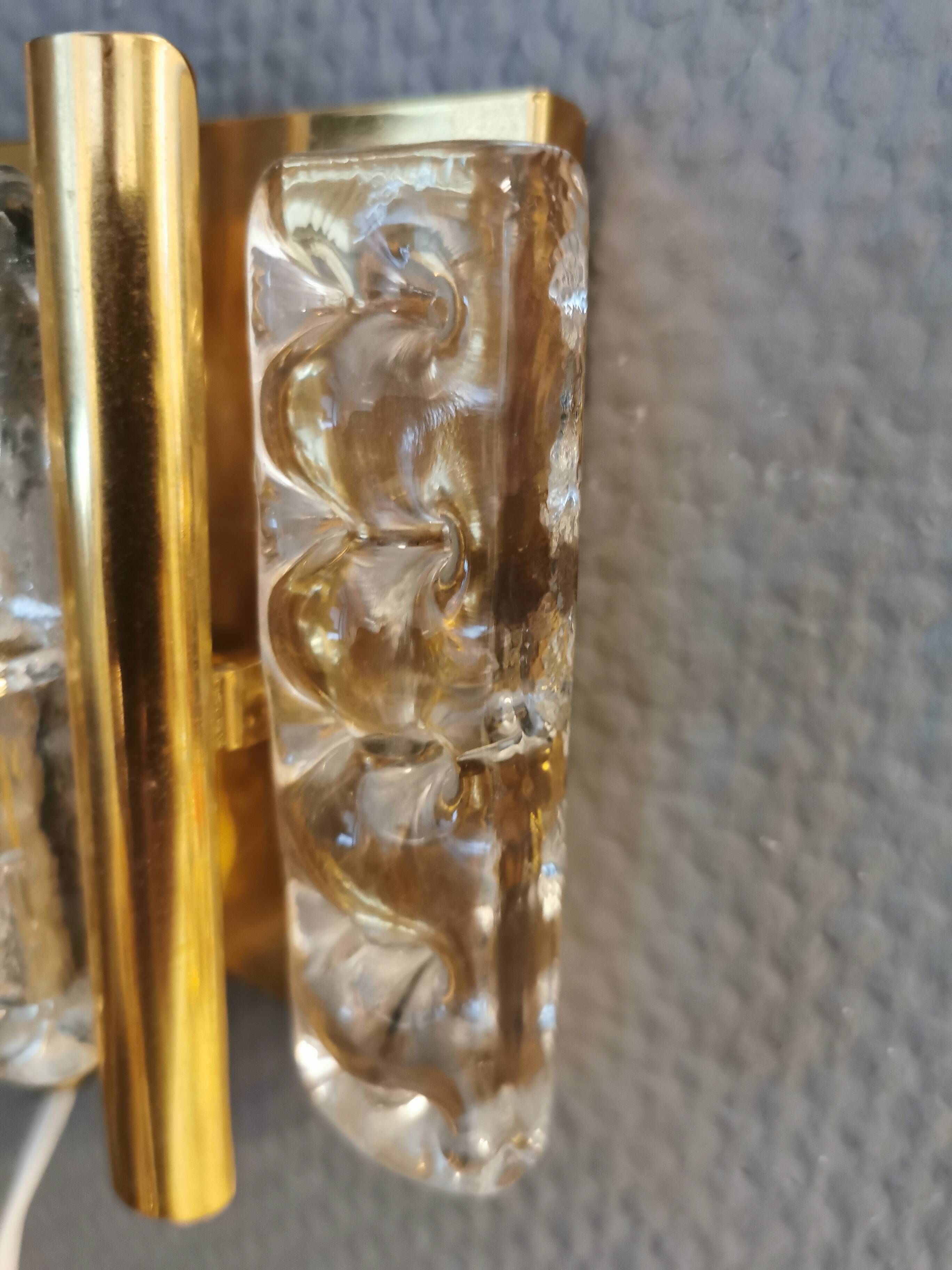 Belle applique suédoise en verre cristal pressé, laiton et métal doré