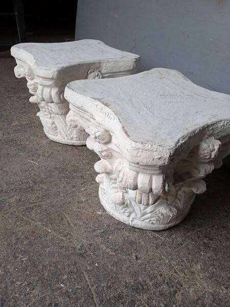 Paire 2 chapiteau corinthien ciment peint / table basse