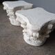 Paire 2 chapiteau corinthien ciment peint / table basse