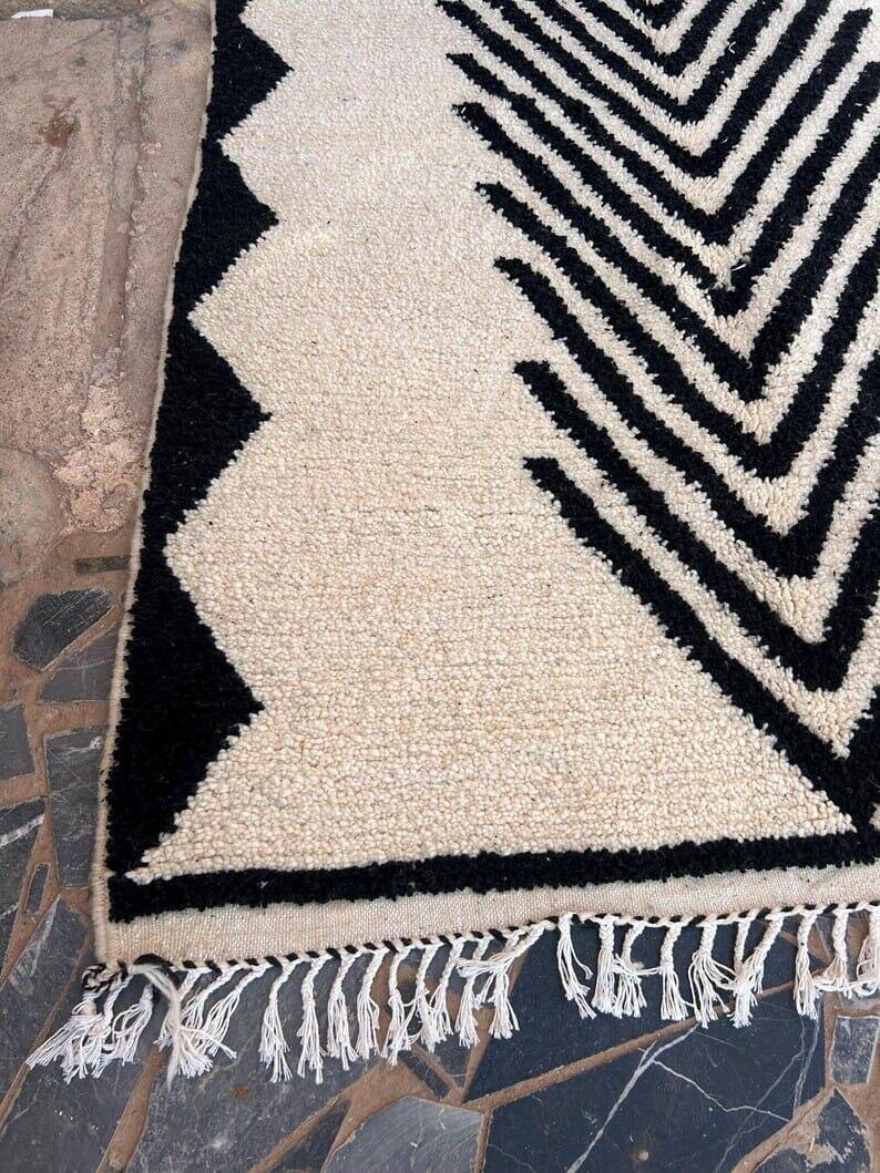 Handmade black and white Beni Ouraine rug, size 150 x 250 cm