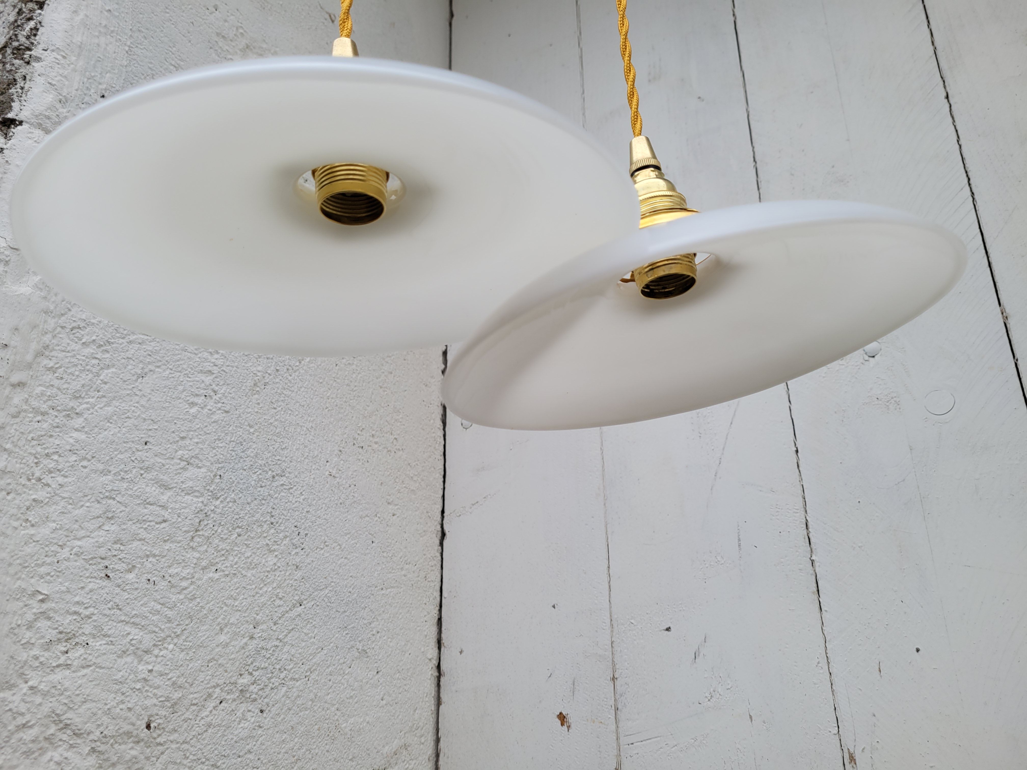 Duo of suspensions in white opaline