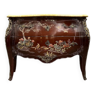 Commode sauteuse galbée en laque à décor chinoisant époque XXeme