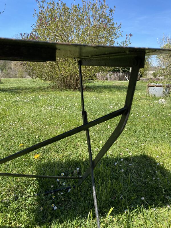 Ancienne table pliante en métal noir