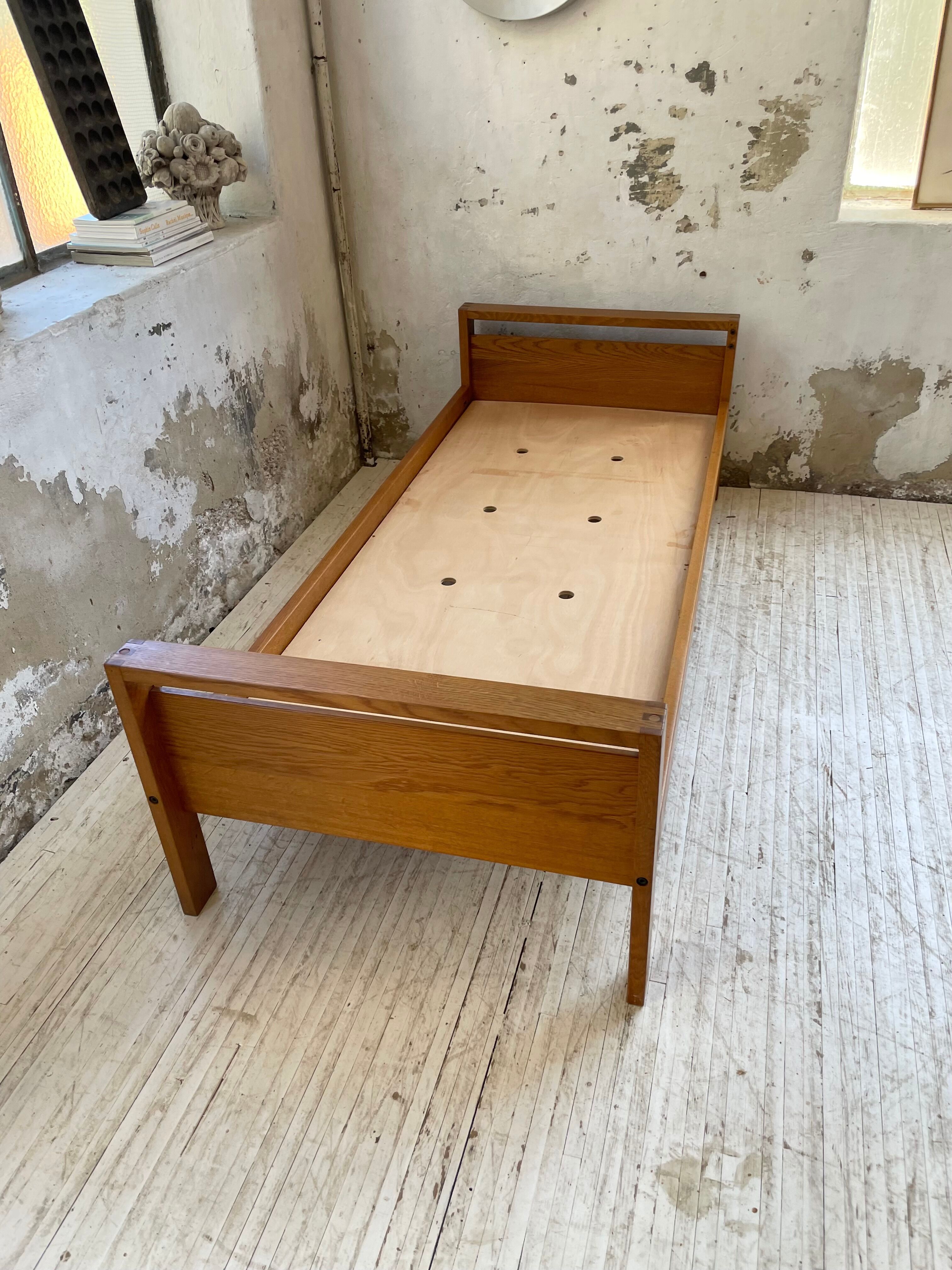 Daybed bed L06A in solid elm Chapo