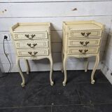 Paire de tables de chevet style Louis XV patinées