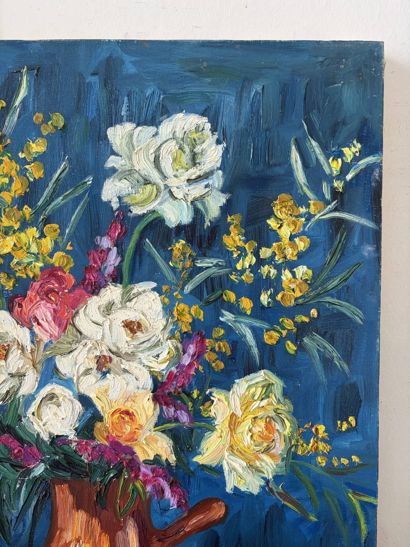 Bouquet on a blue background, oil on canvas signed Gisèle Renaut.