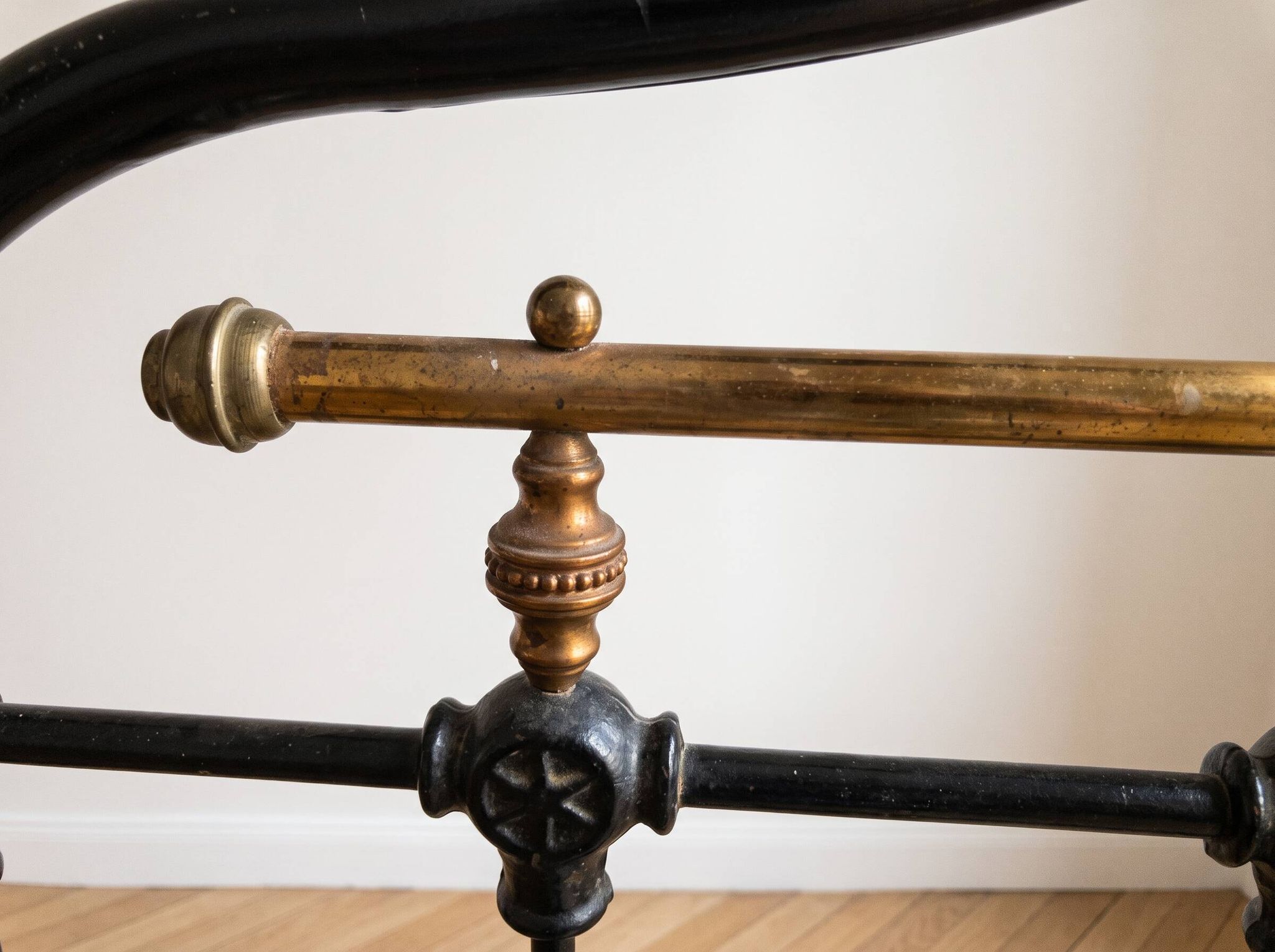 Old Art Nouveau lamp in black metal and brass.