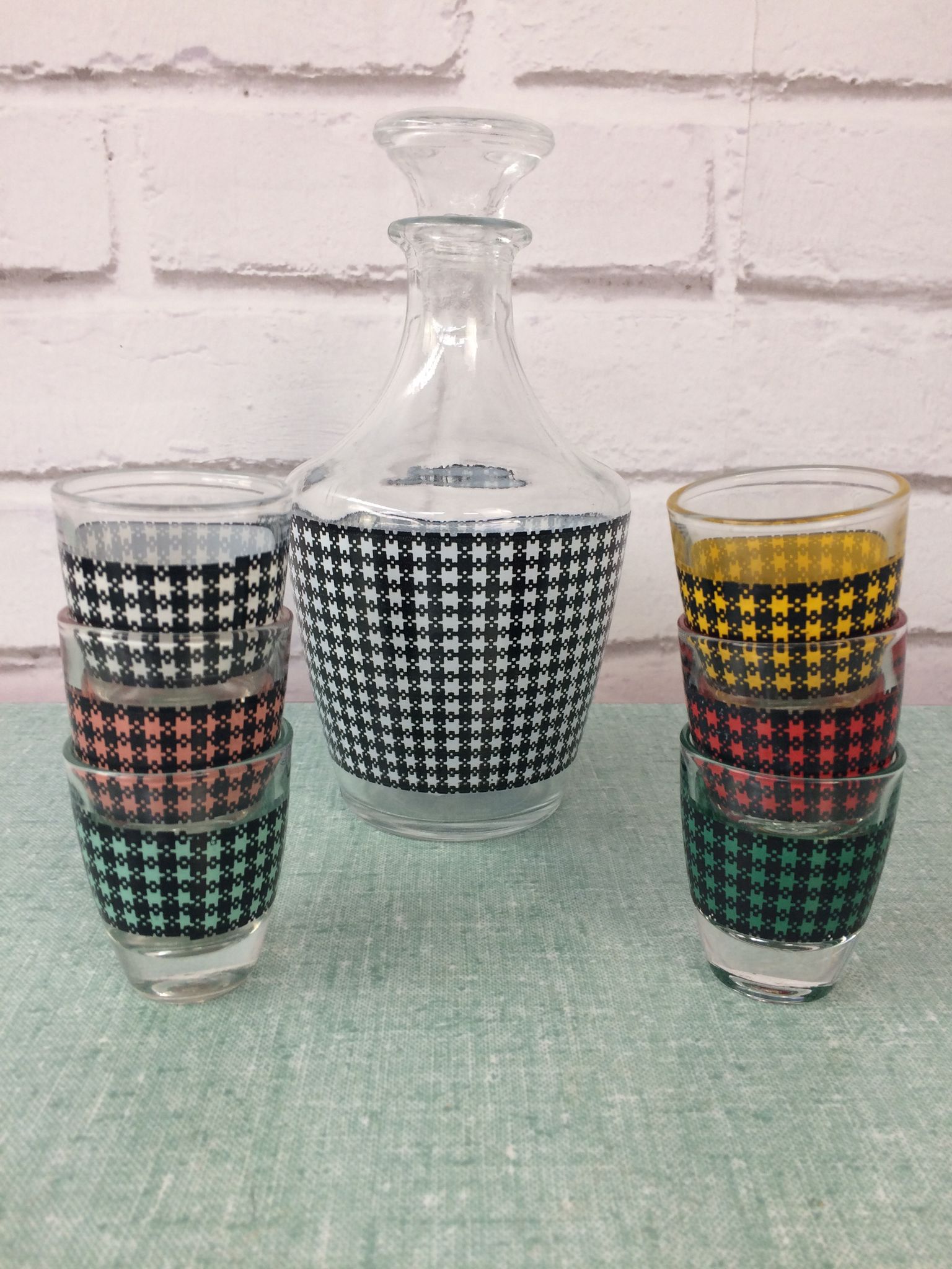 Carafe pied de poule et ses 6 verres assortis