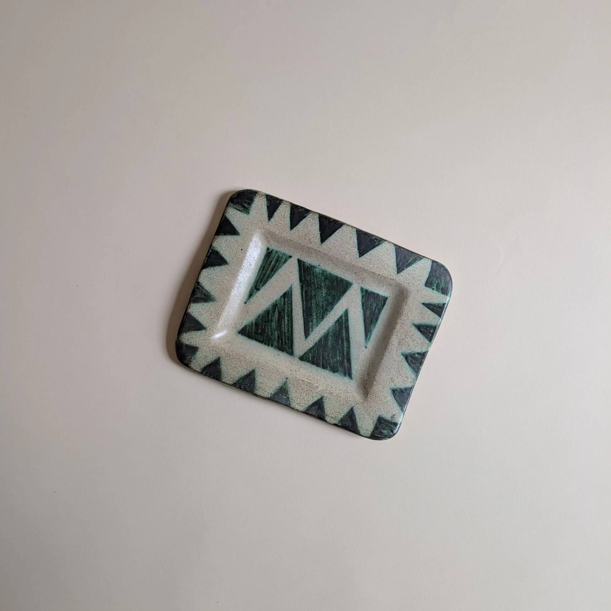 Ceramic pocket emptier