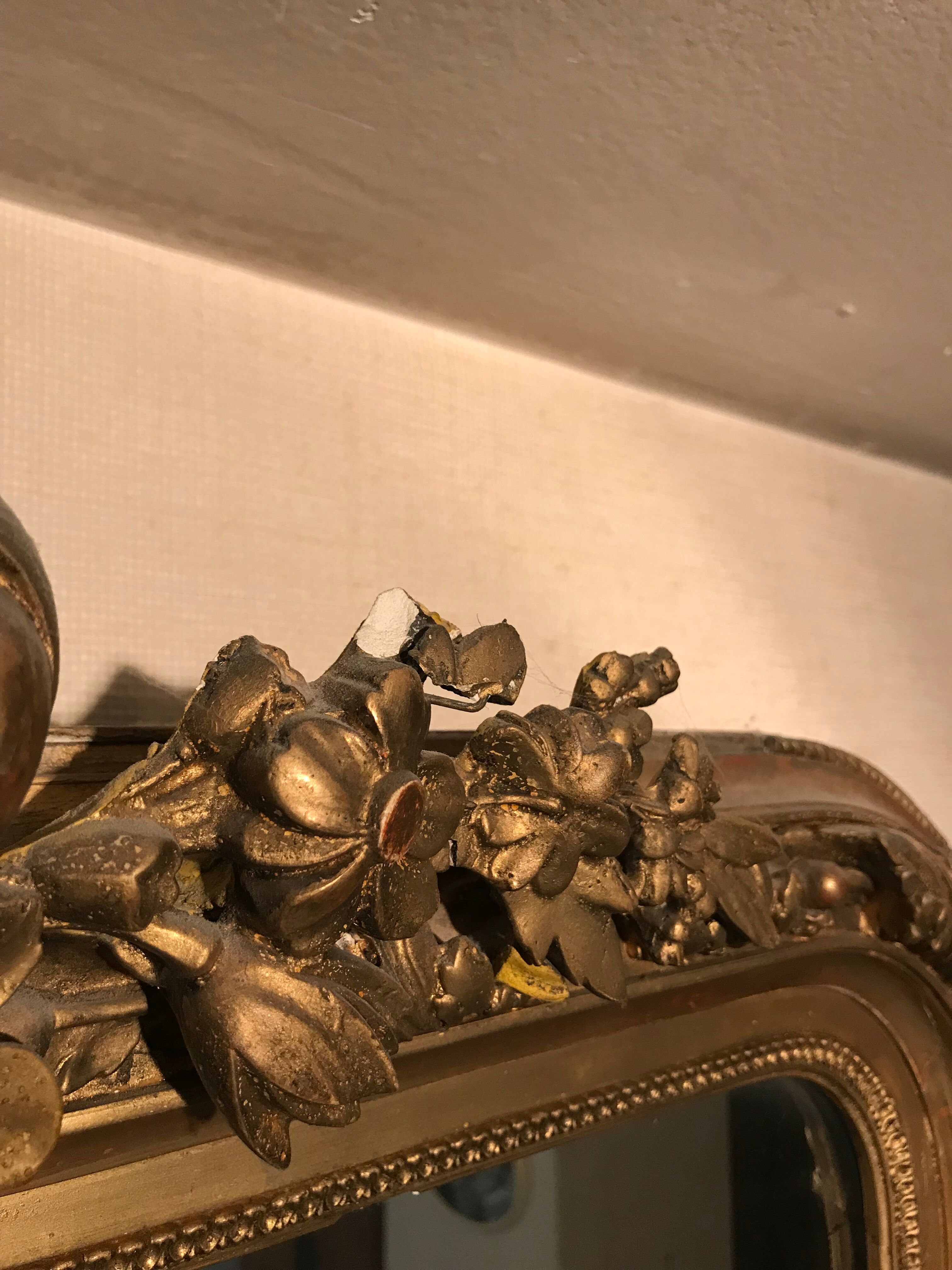 Large antique mirror with flagship shell in wood and gilded stucco