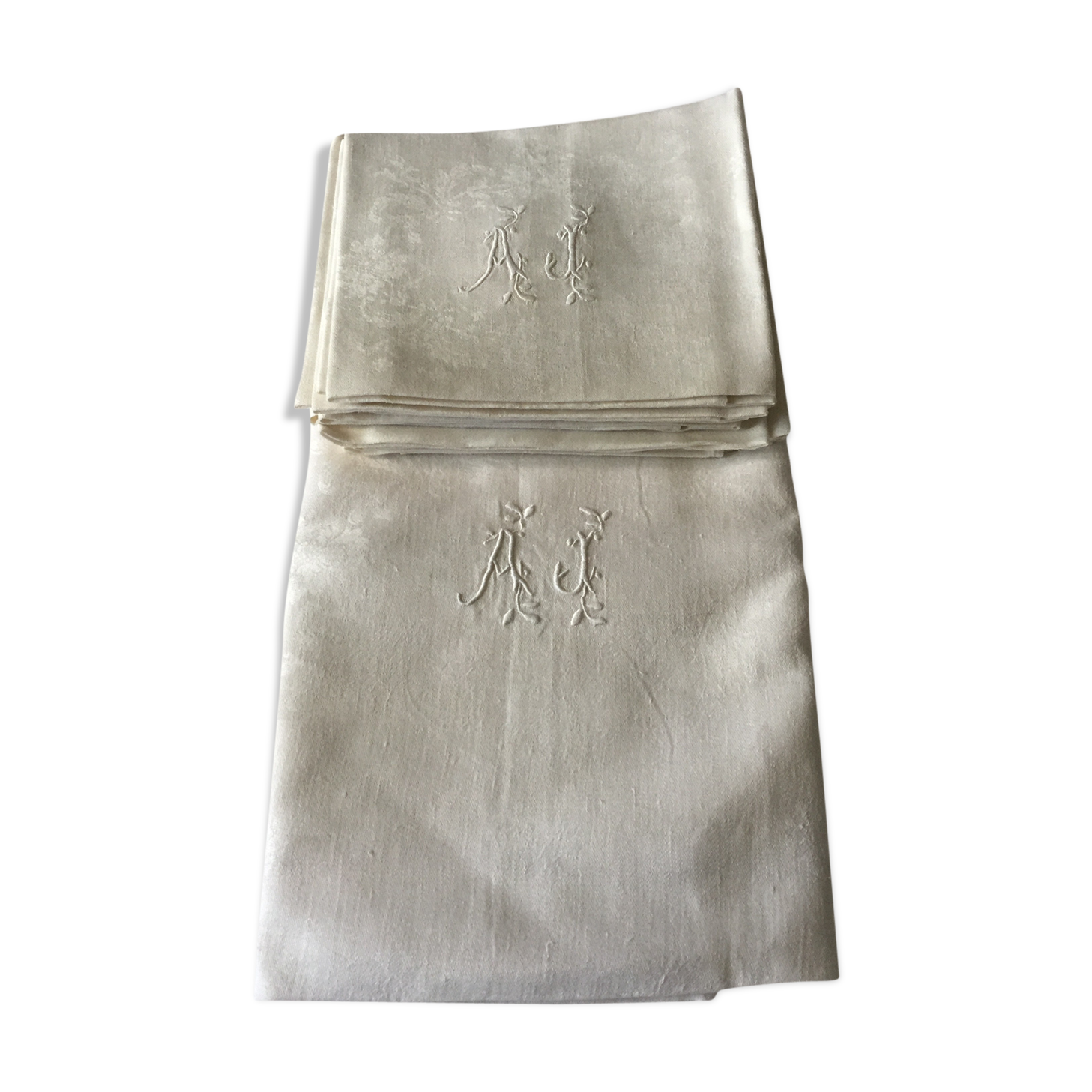 All tablecloth and napkins monogramee