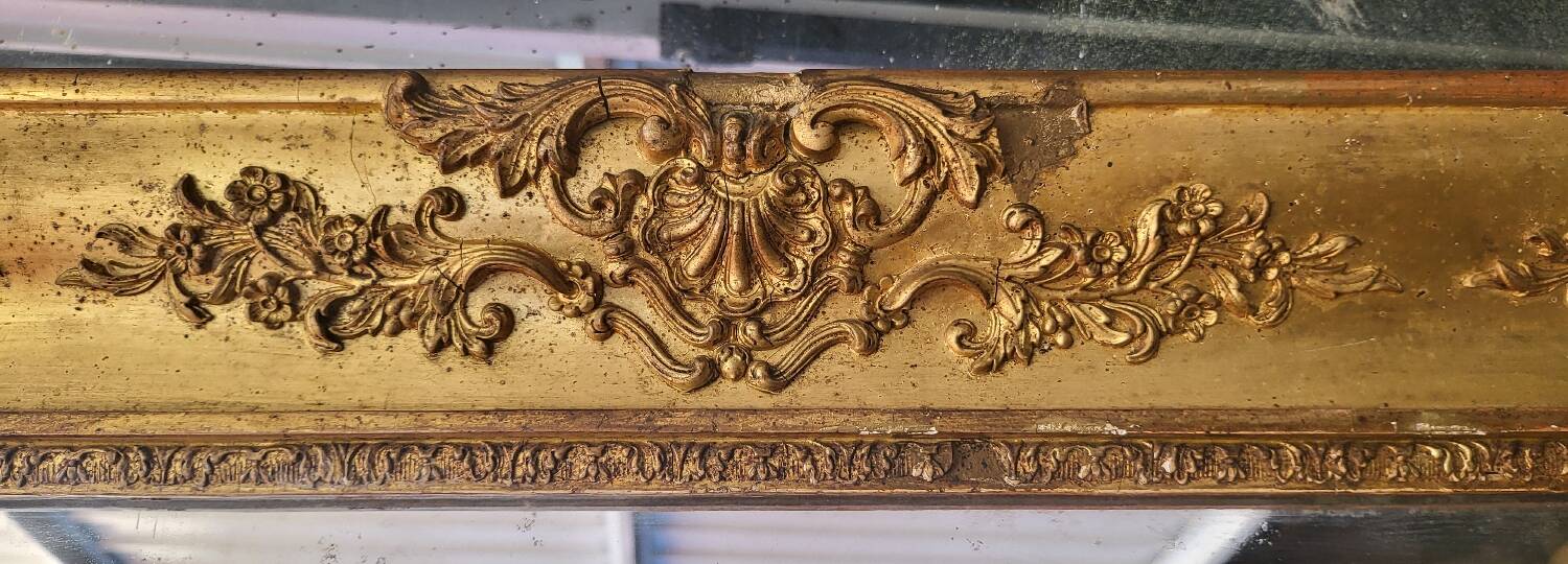 Antique Louis Philippe style gilded mirror decorated with floral motifs