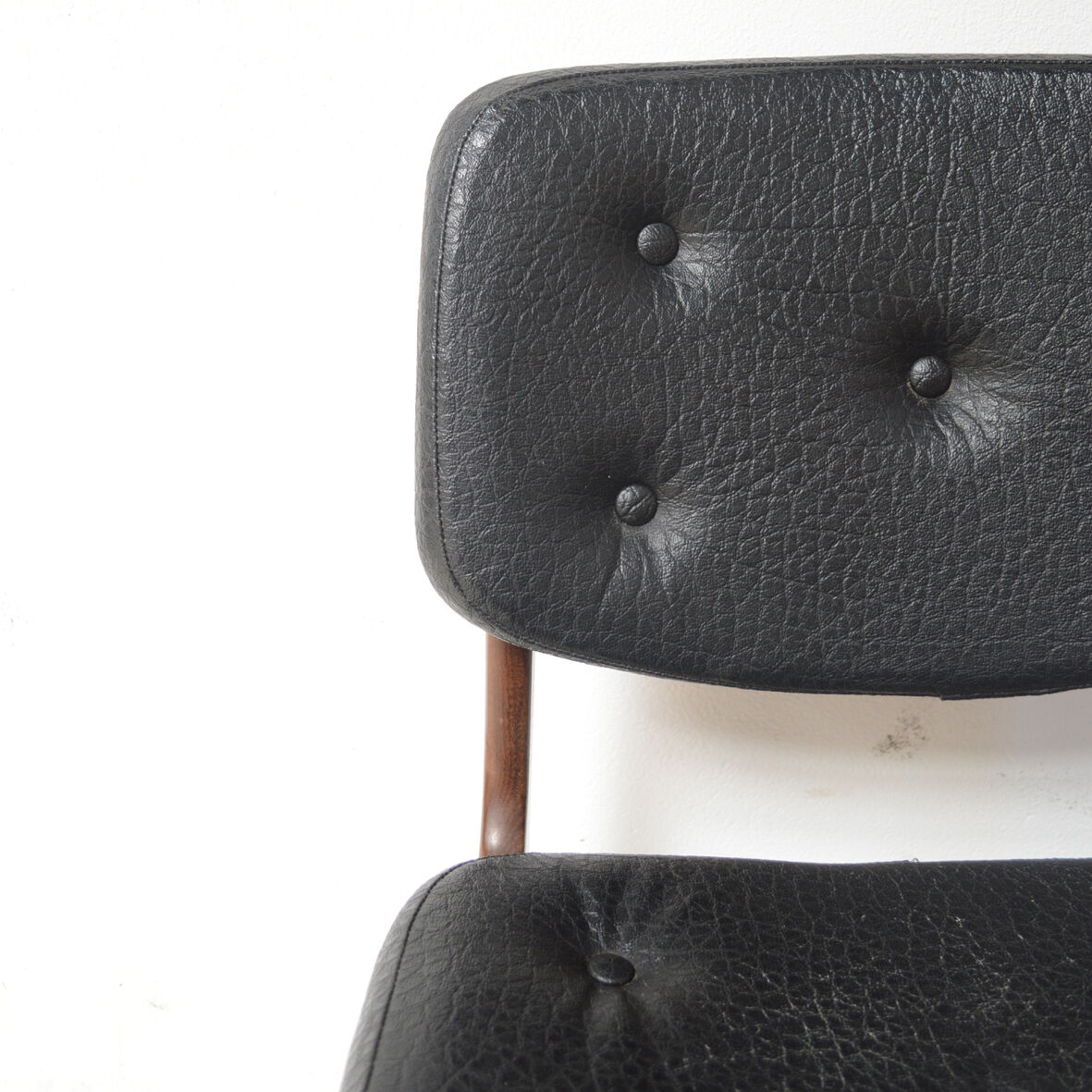 Série de 4 chaises scandinaves en skaï