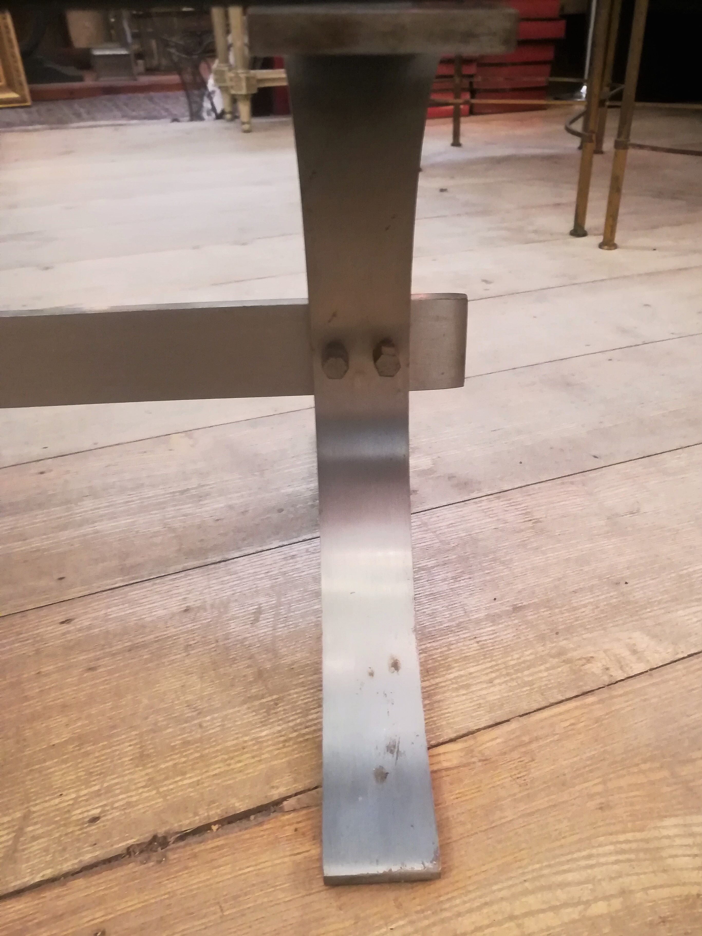Table basse en acier brossé et verre fumé