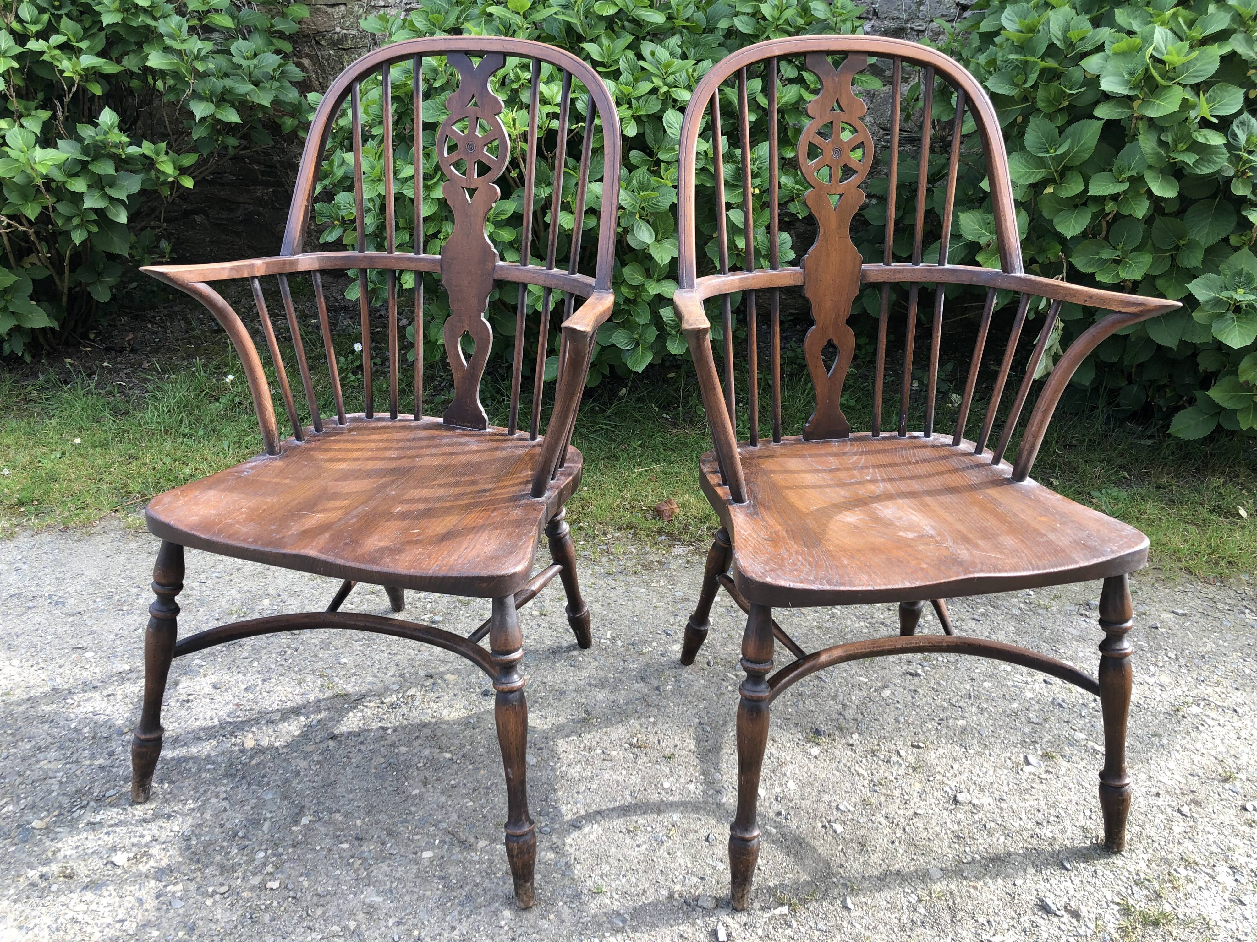 A pair of Windsor chairs in solid elm from the 1950s.