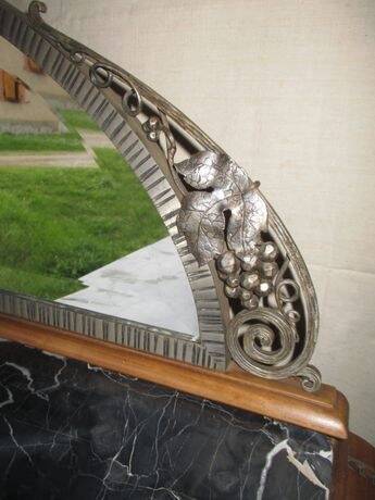 Meuble art déco avec son miroir en demi lune, fer forgé martelé. Buffet art déco...