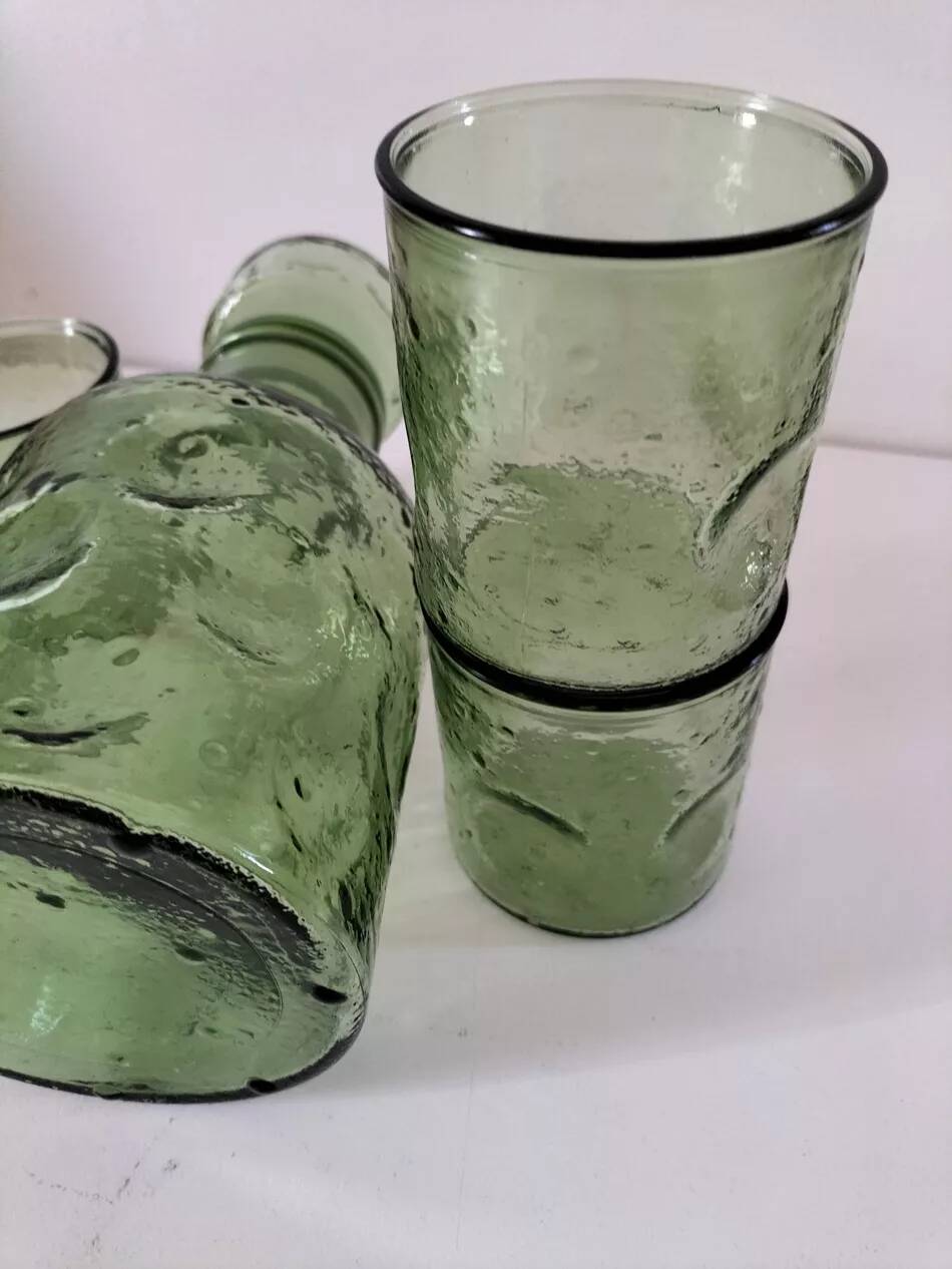 Carafe et gobelets assortis en verre moulé