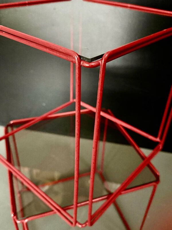 2 tables d'appoint, chevets cubes en métal filaire rouge et verre