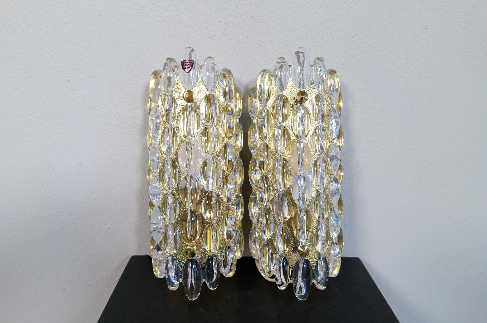 Modern mid-century crystal wall sconces in the shape of a drop by Orrefors by Carl Fagerlund.