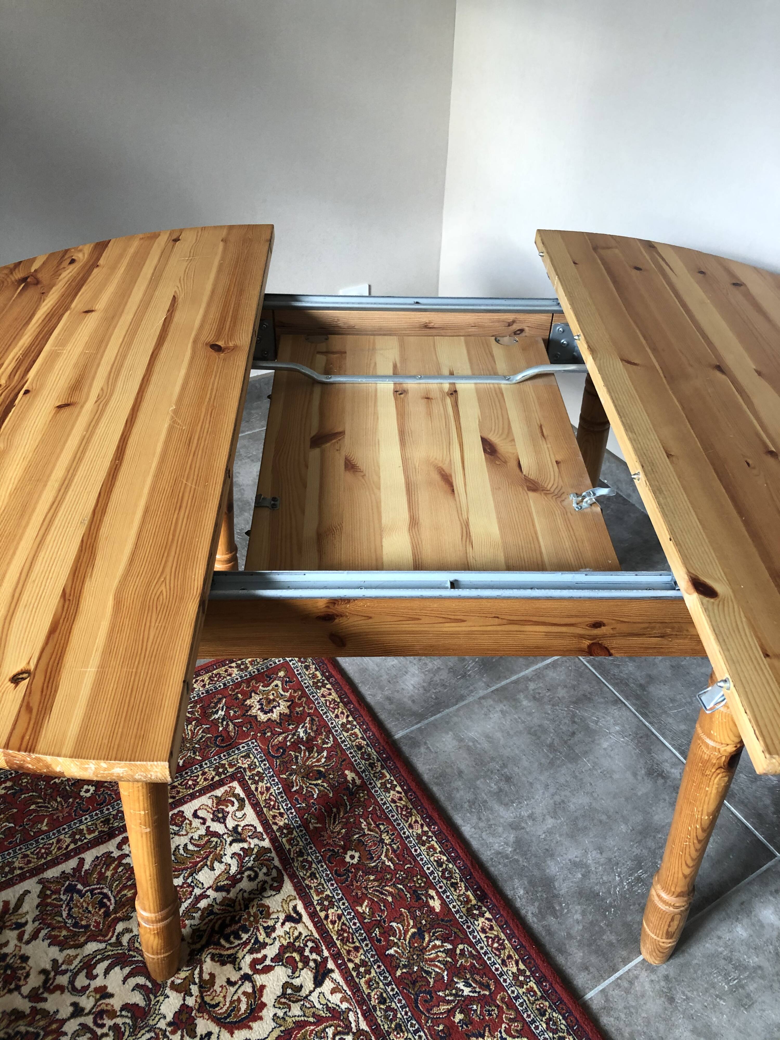 Round table in varnished pine with extension cord