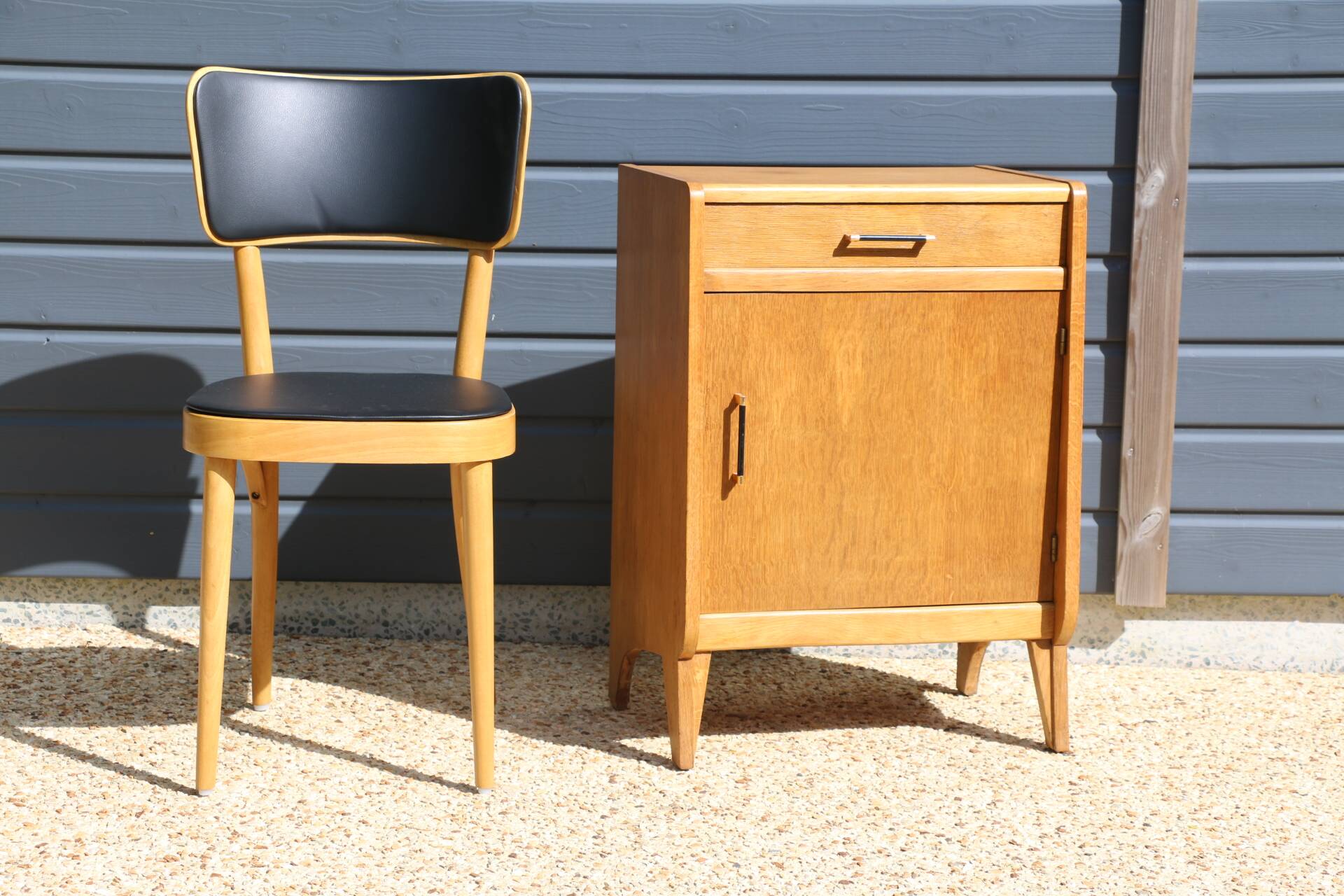 Furniture with 1 door and 1 drawer in light oak.