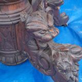 Round table in molded and carved oak with quill decoration, central shaft with 4 runners