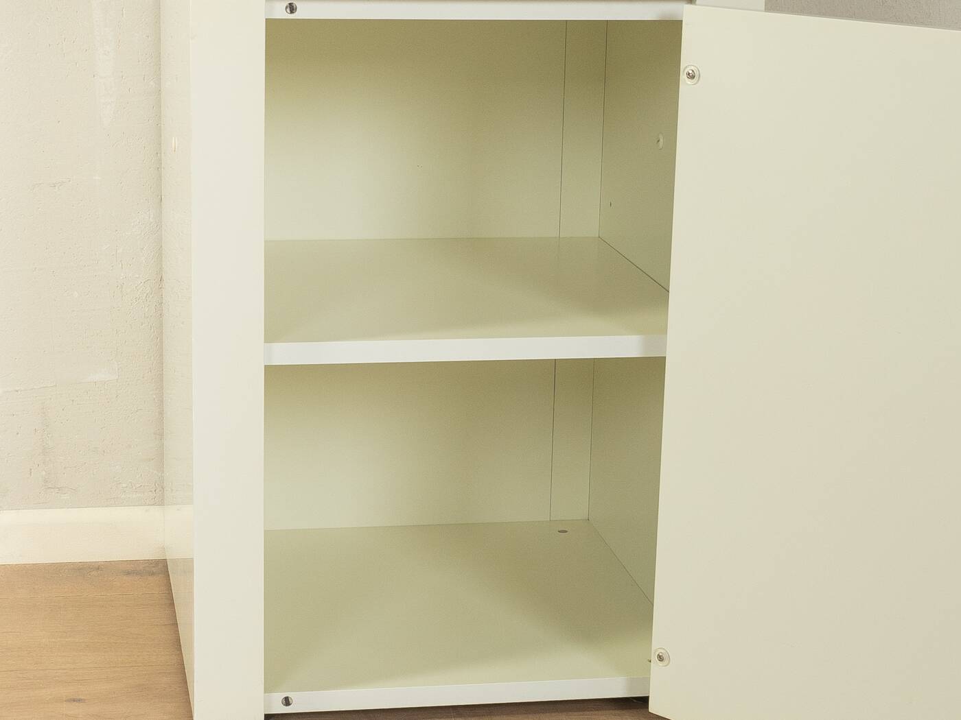 Commode des années 1980 avec un design à contraste clair.